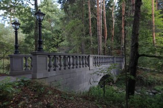 Главное изобрадение Мост в парке.